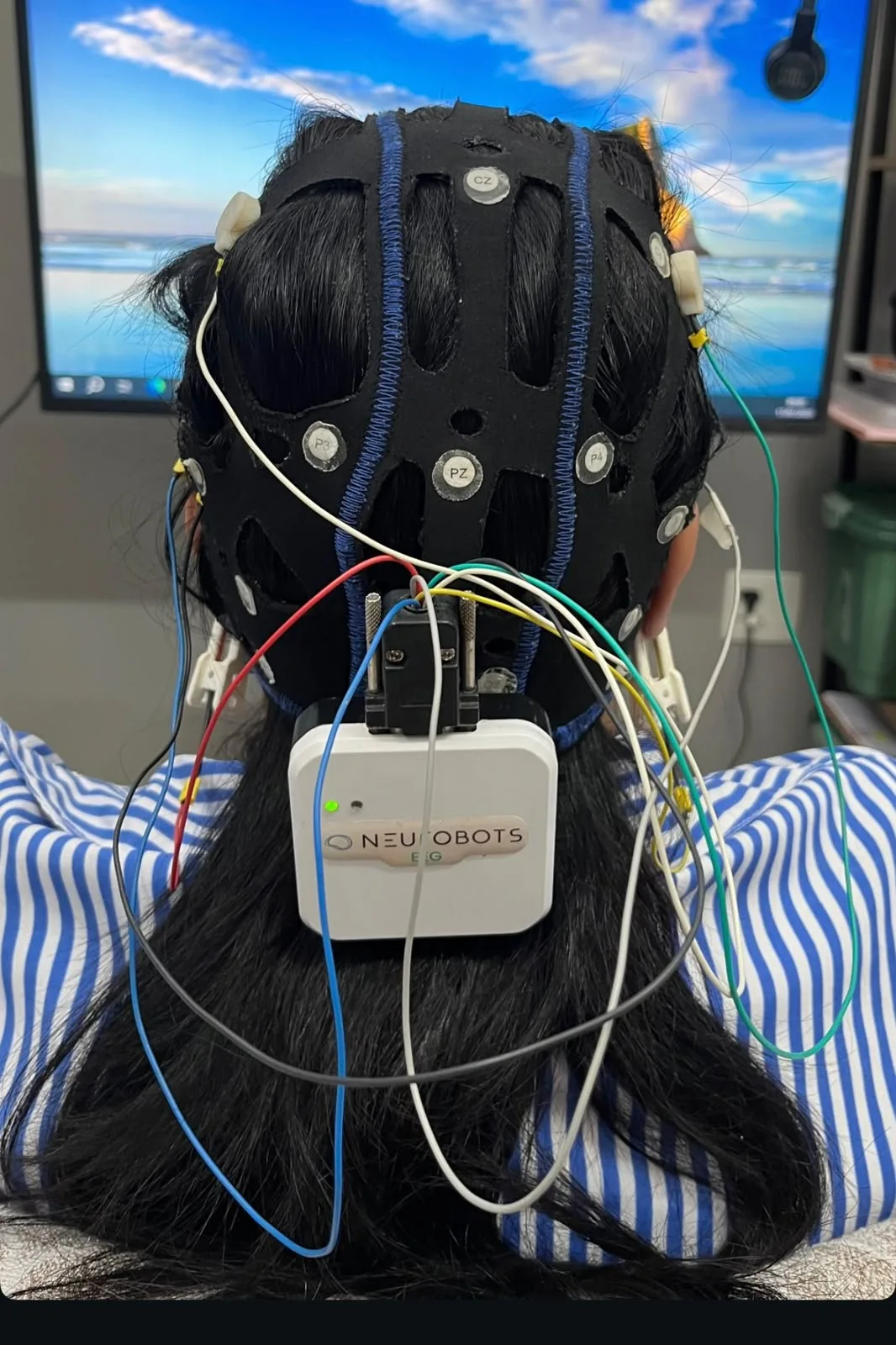 Equipamento de EEG durante sessão de neurofeedback