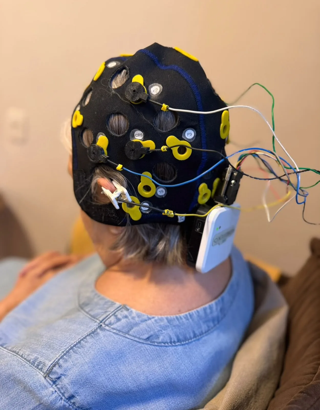 Pessoa com equipamento de neurofeedback