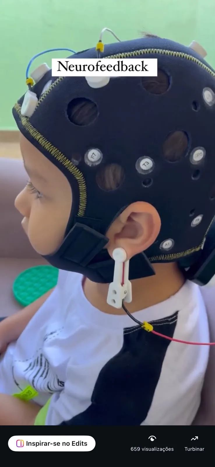 Criança com equipamento de neurofeedback