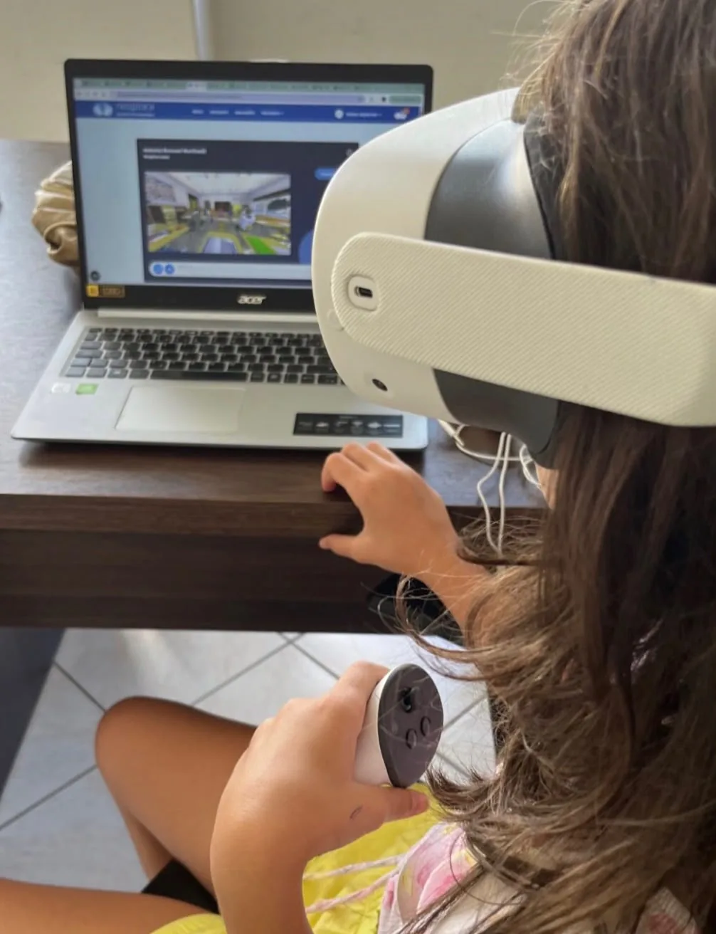 Pessoa utilizando óculos de realidade virtual