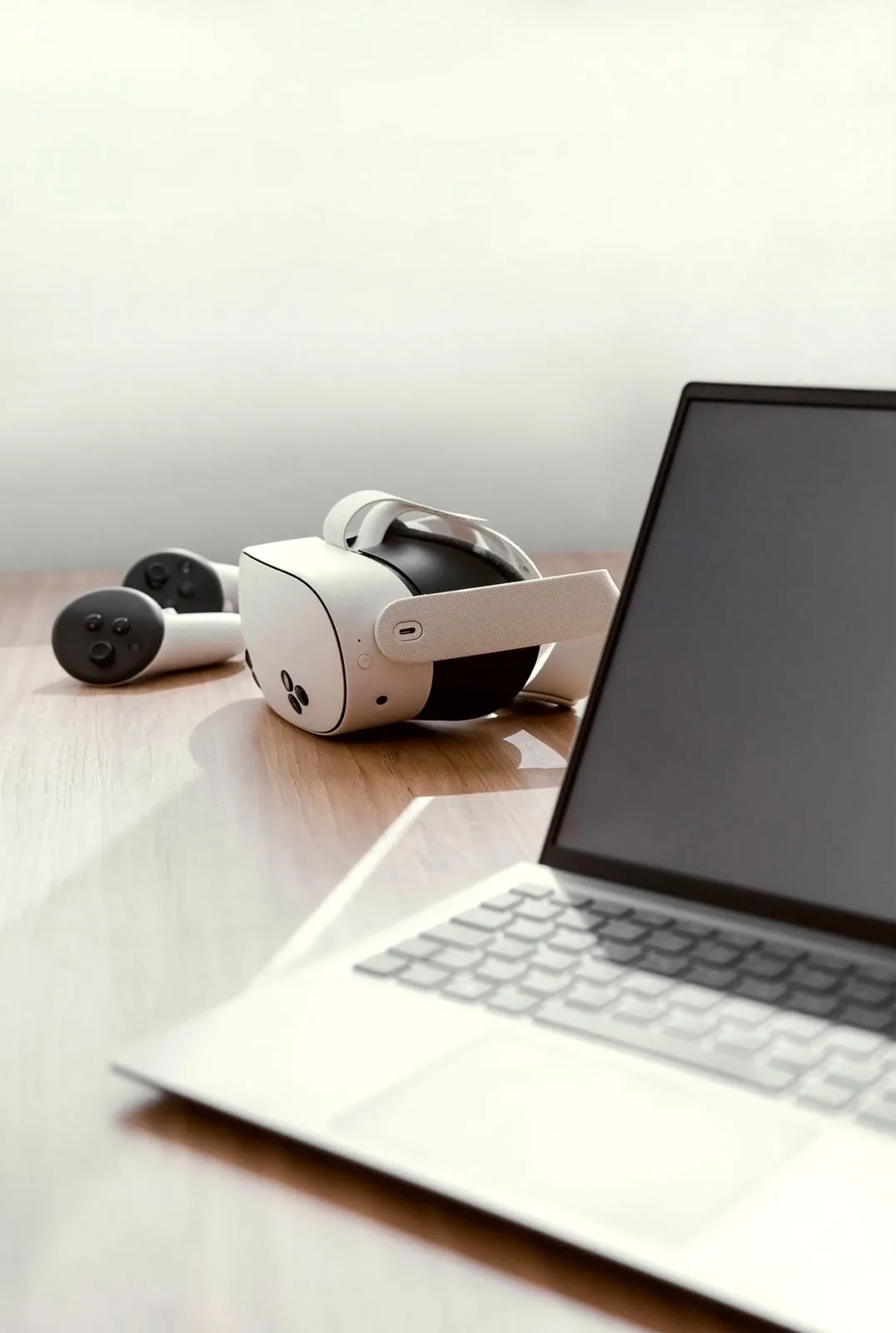 Óculos de realidade virtual e computador usados em atendimento